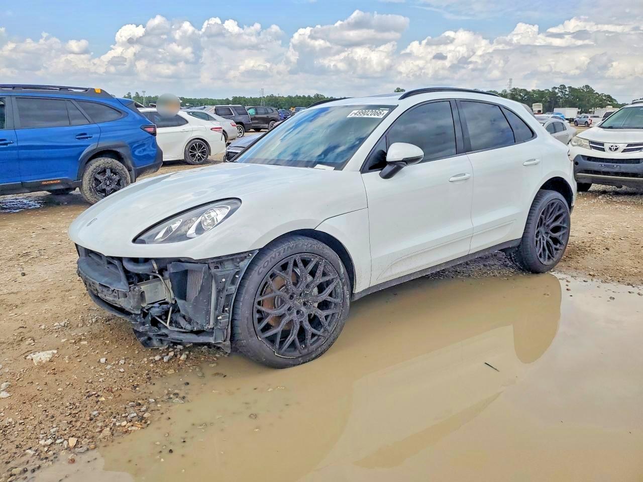 Salvage Porsche Macan Image