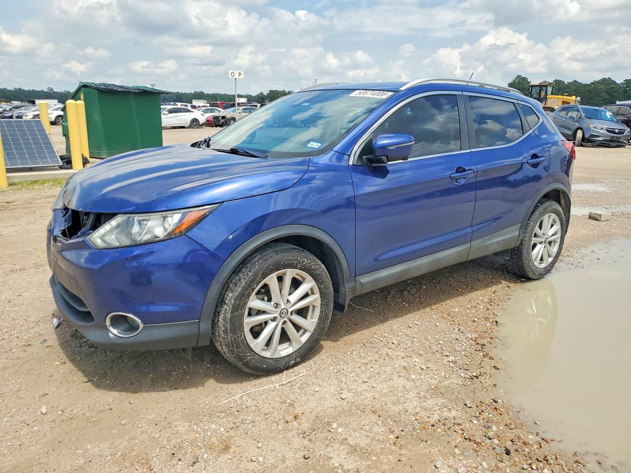 Salvage Nissan Rogue Image