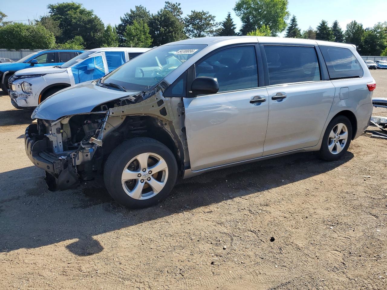 Salvage Toyota Sienna Image