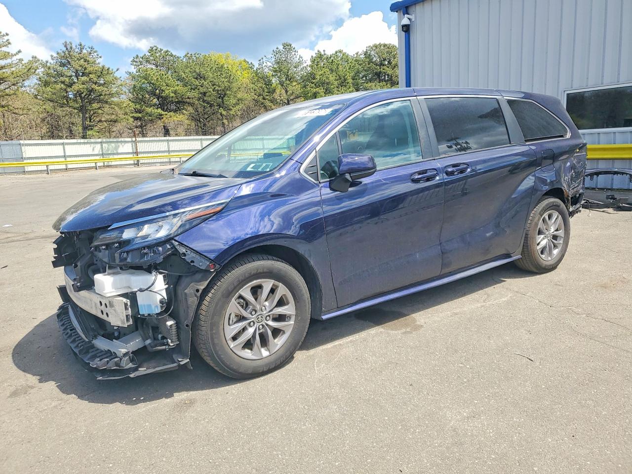 Salvage Toyota Sienna Image