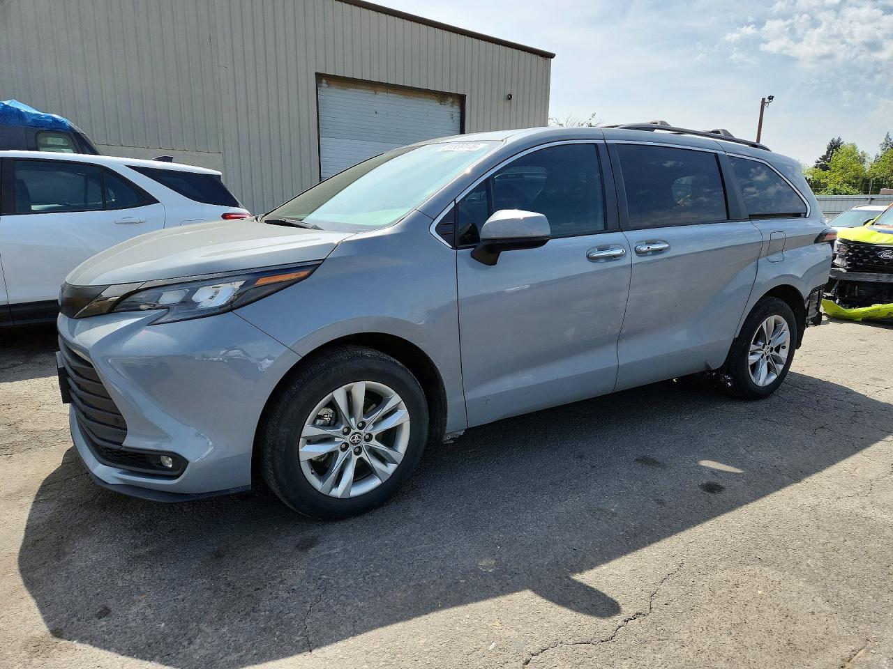 Salvage Toyota Sienna Image