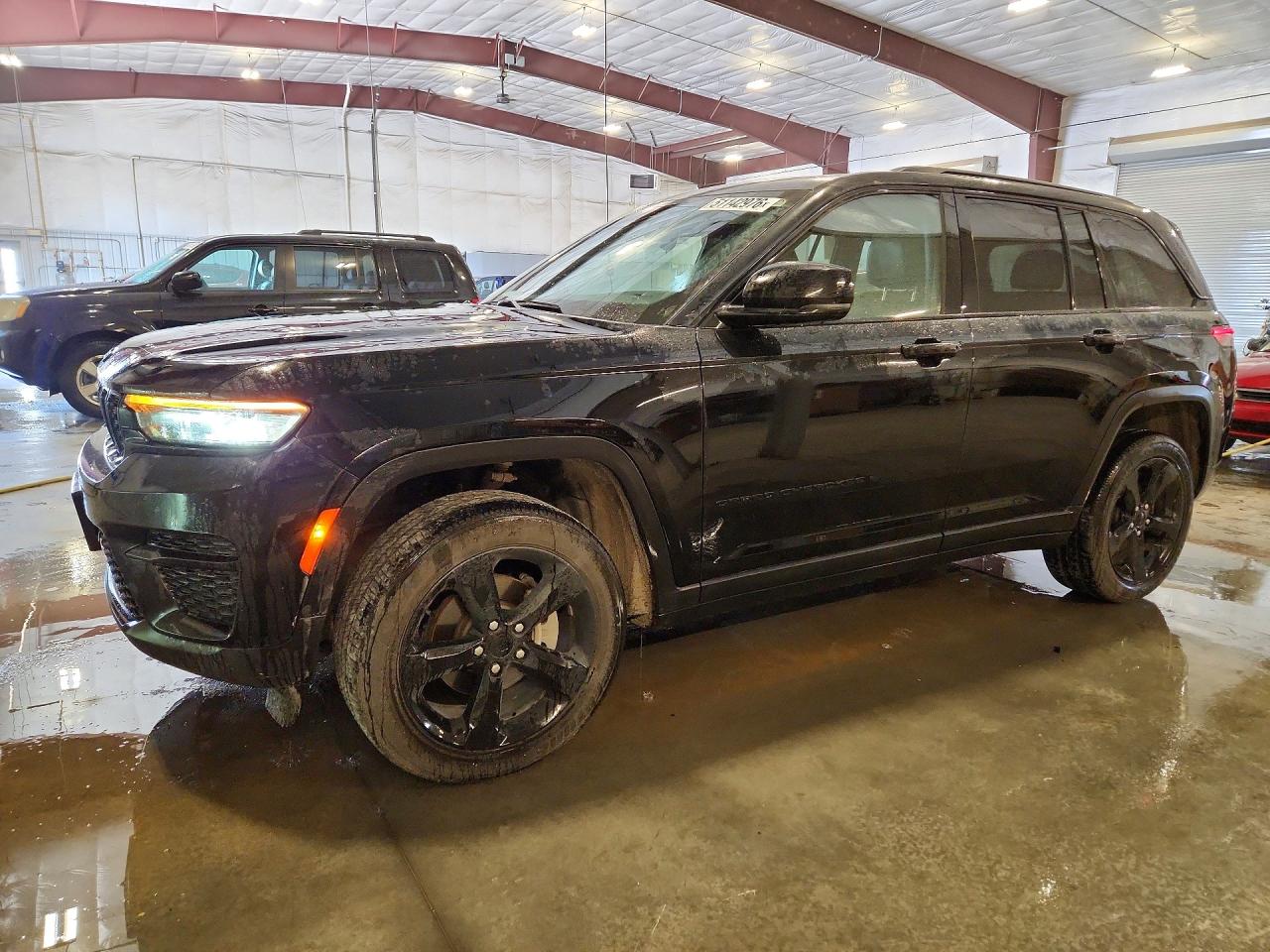 Salvage Jeep Cherokee Image