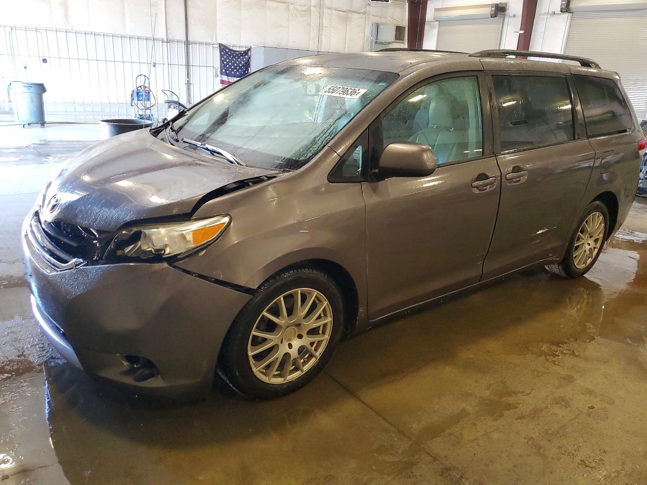 Salvage Toyota Sienna Image