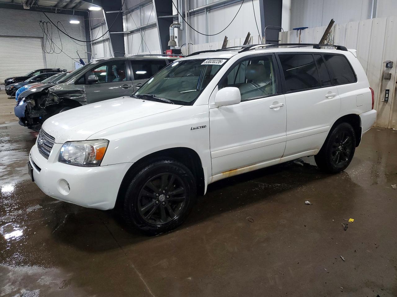 Salvage Toyota Highlander Image