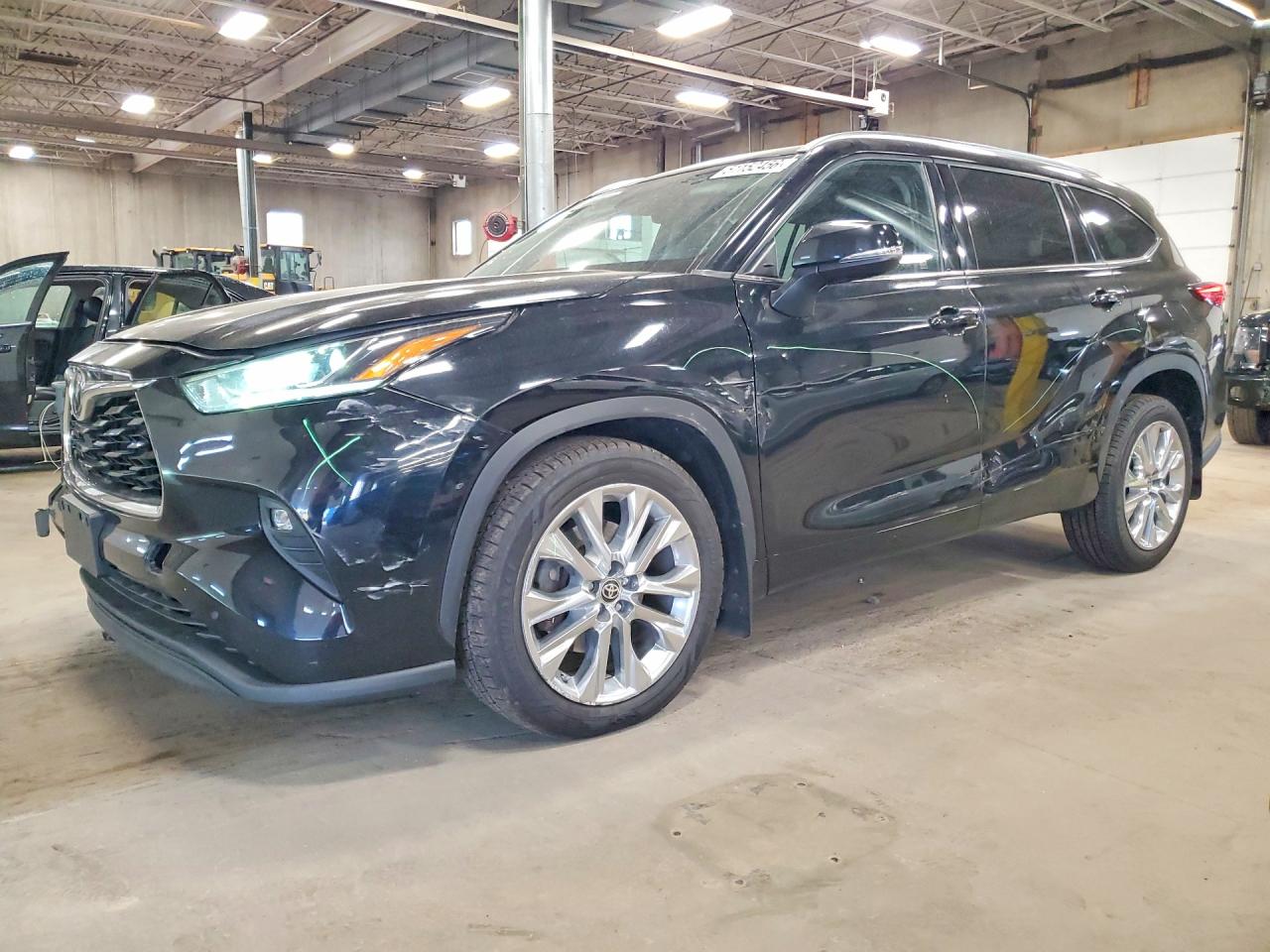 Salvage Toyota Highlander Image
