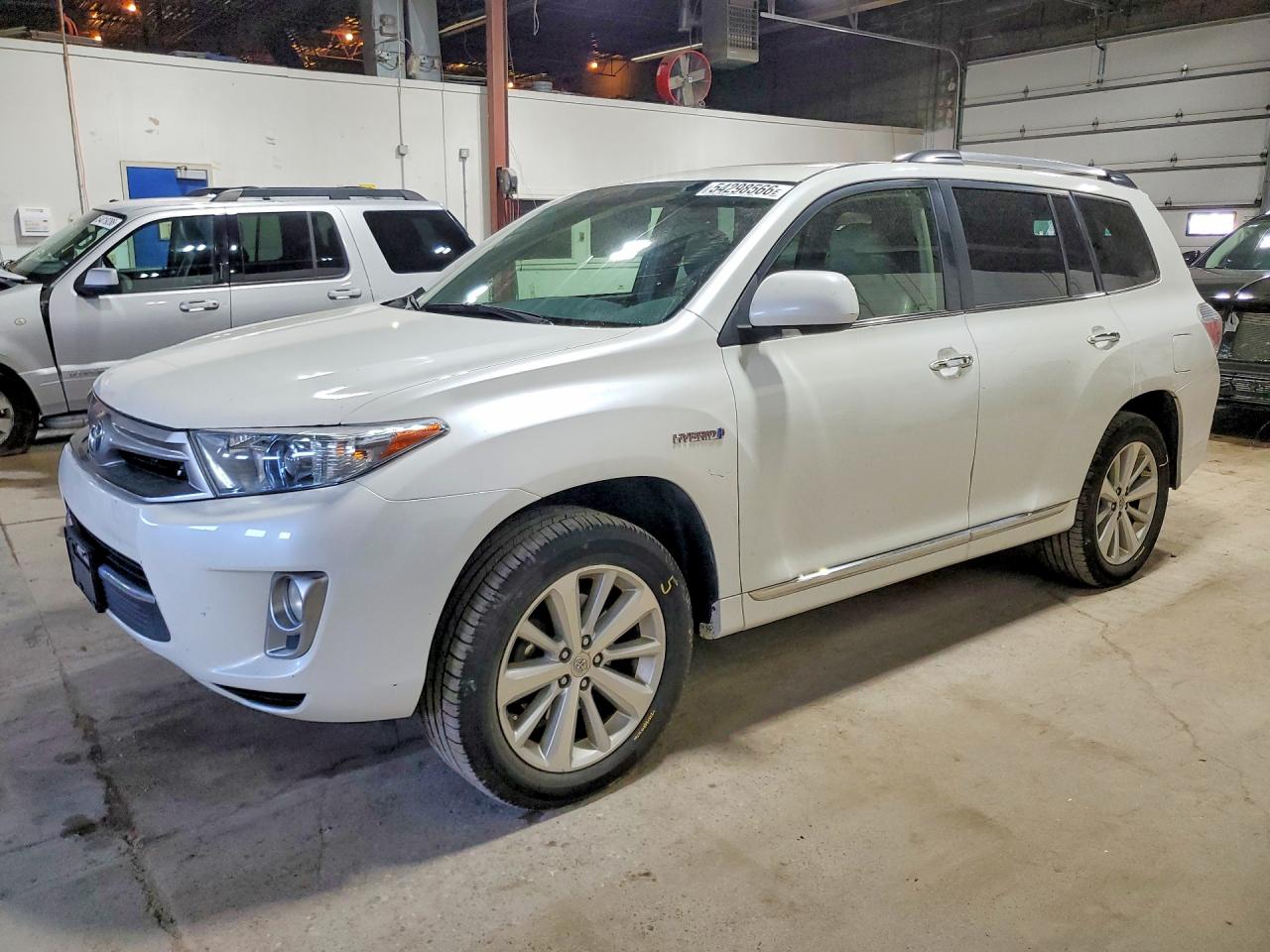 Salvage Toyota Highlander Image