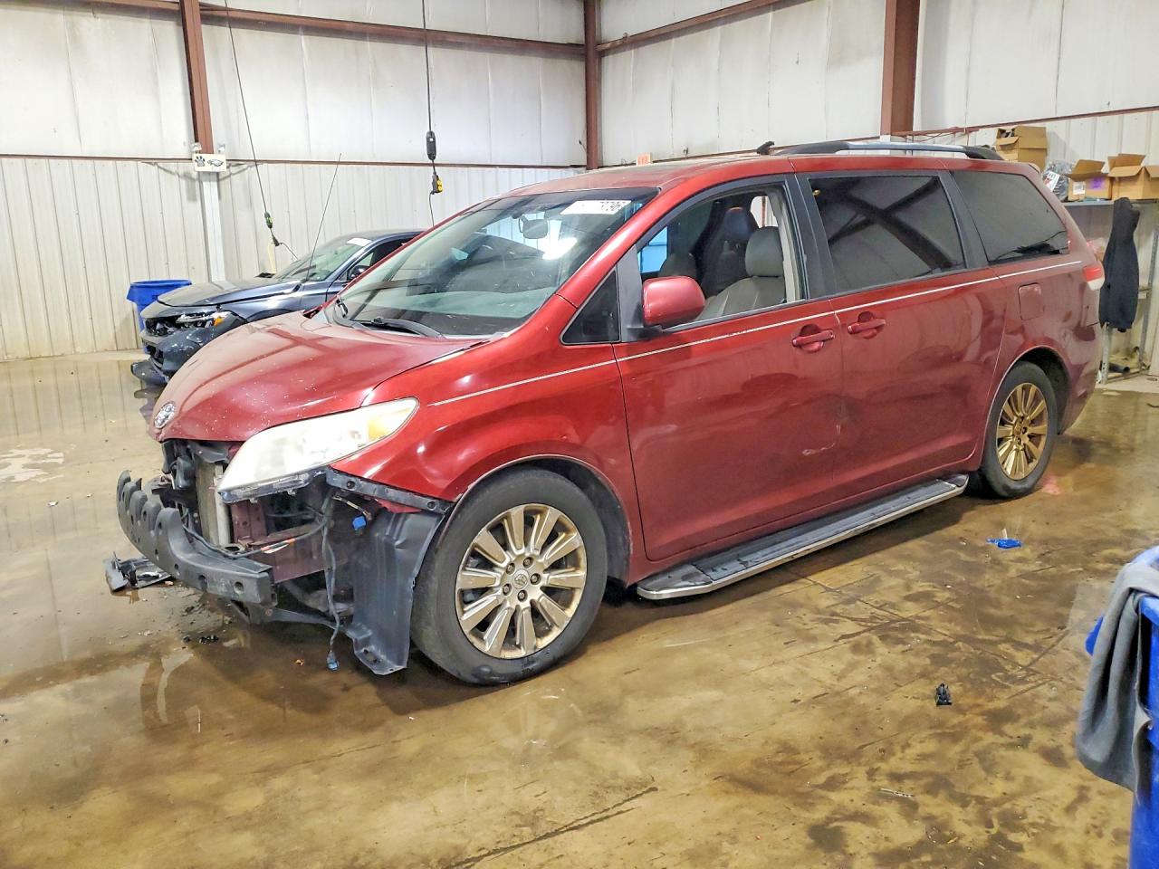 Salvage Toyota Sienna Image