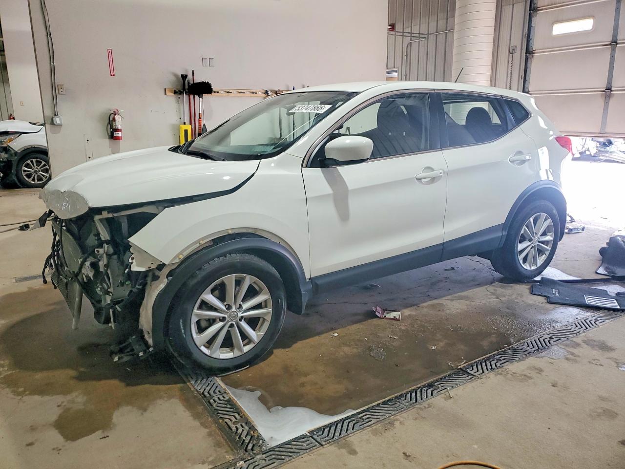Salvage Nissan Rogue Image
