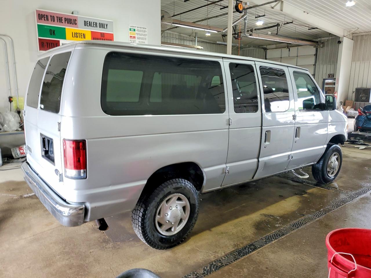 Ford Econoline E350 Super Duty Wagon