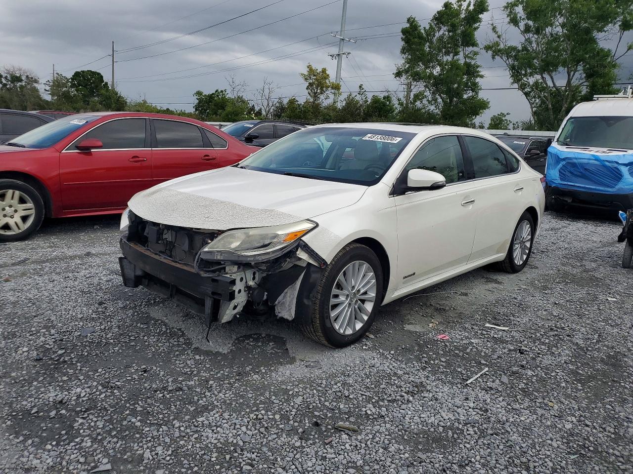 Salvage Toyota Avalon Image