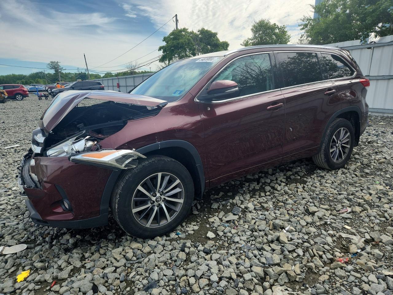 Salvage Toyota Highlander Image