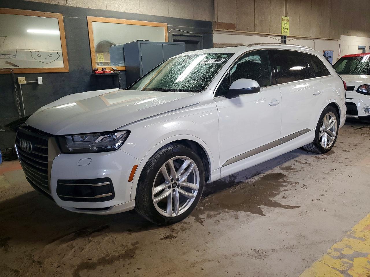 Salvage Audi Q7 Image