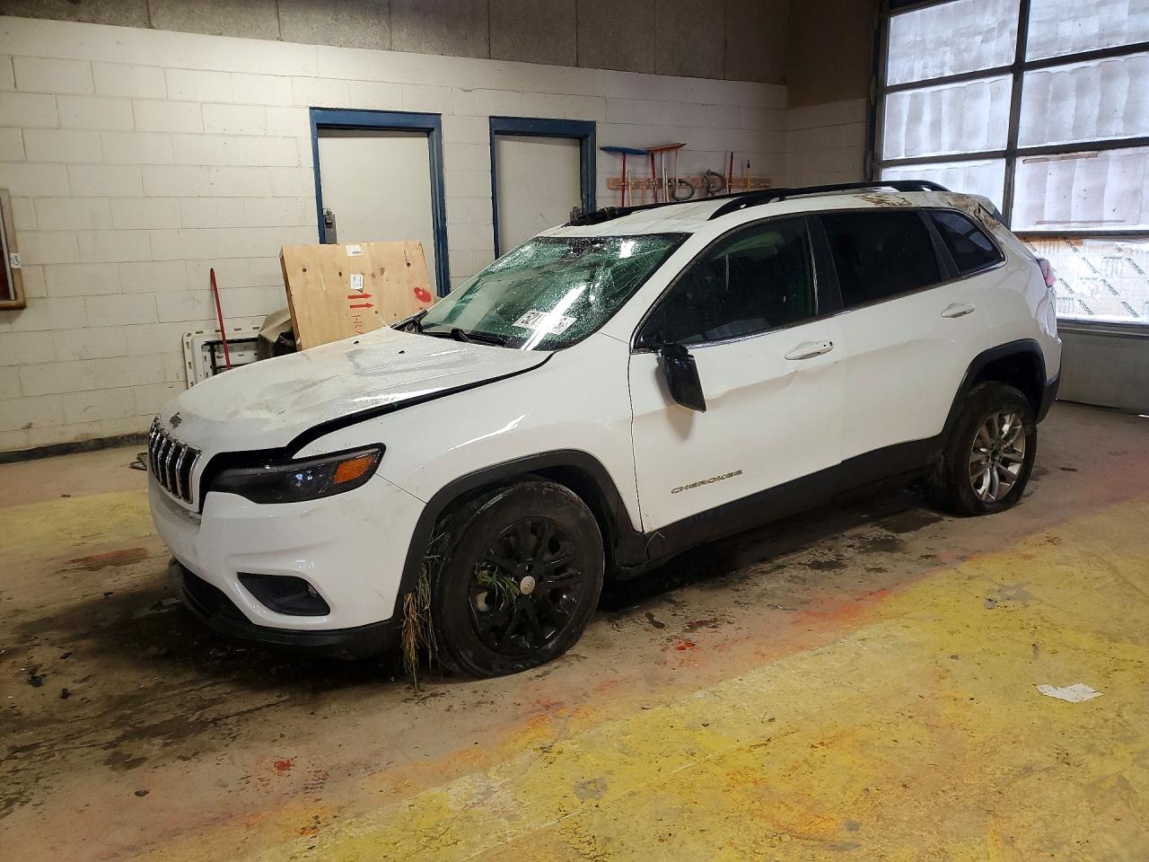 Salvage Jeep Cherokee Image