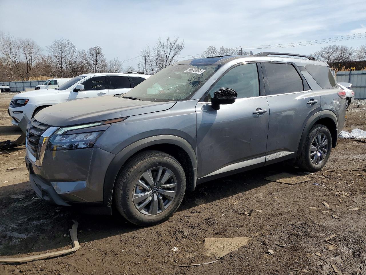 Salvage Nissan Pathfinder Image