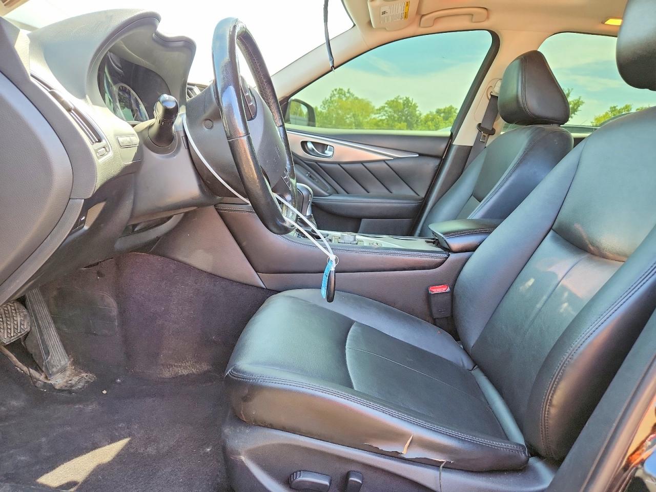 INFINITI Q50 Premium