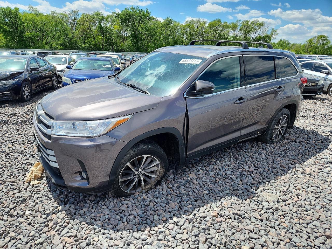 Salvage Toyota Highlander Image