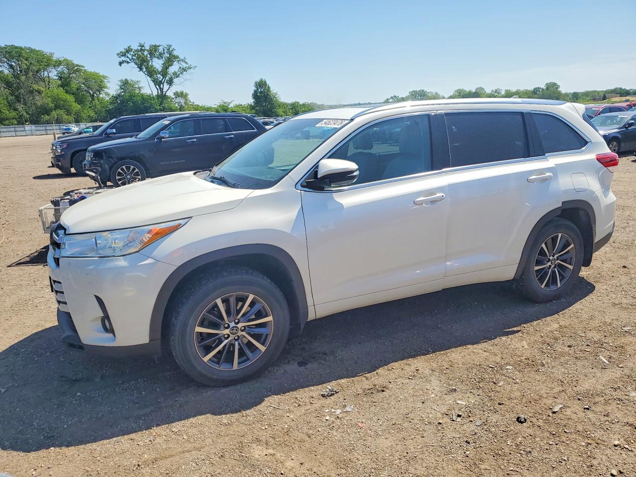 Salvage Toyota Highlander Image