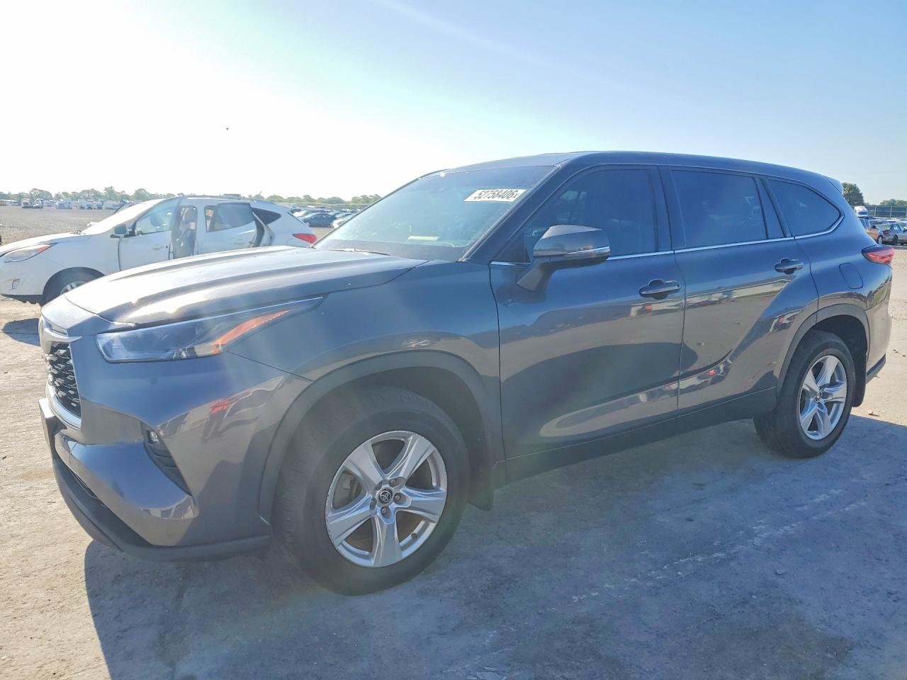 Salvage Toyota Highlander Image