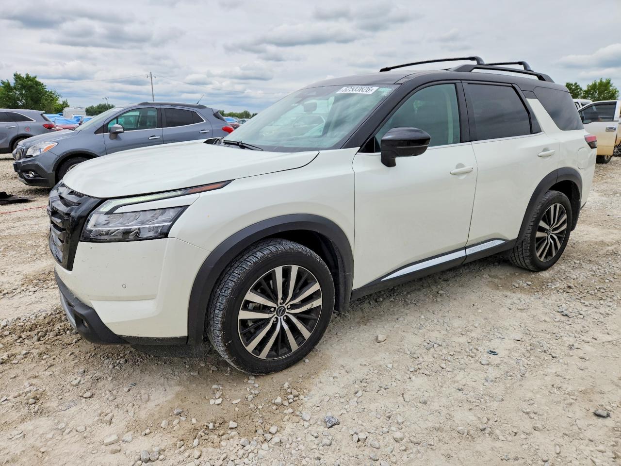 Salvage Nissan Pathfinder Image