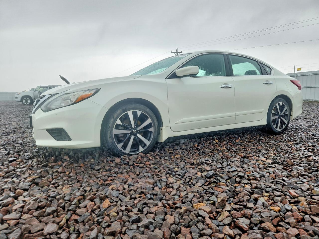 Salvage Nissan Altima Image
