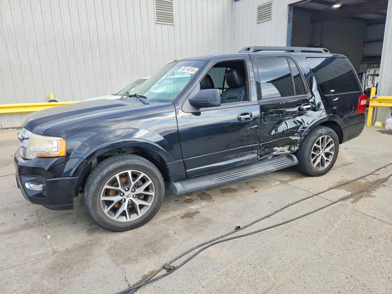 Salvage Ford Expedition Image