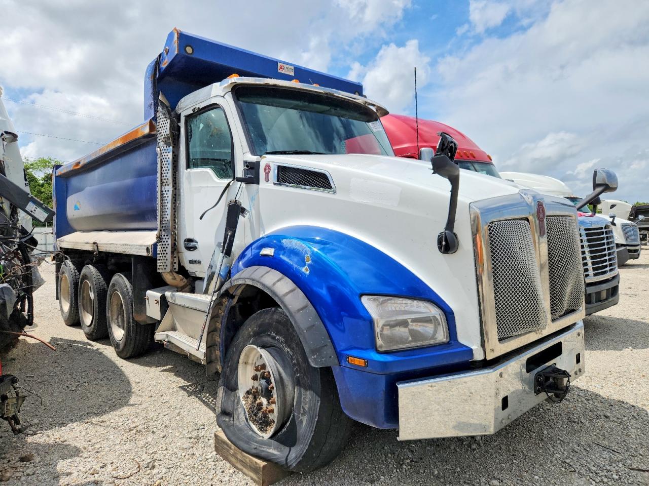 Salvage Kenworth T880 Image