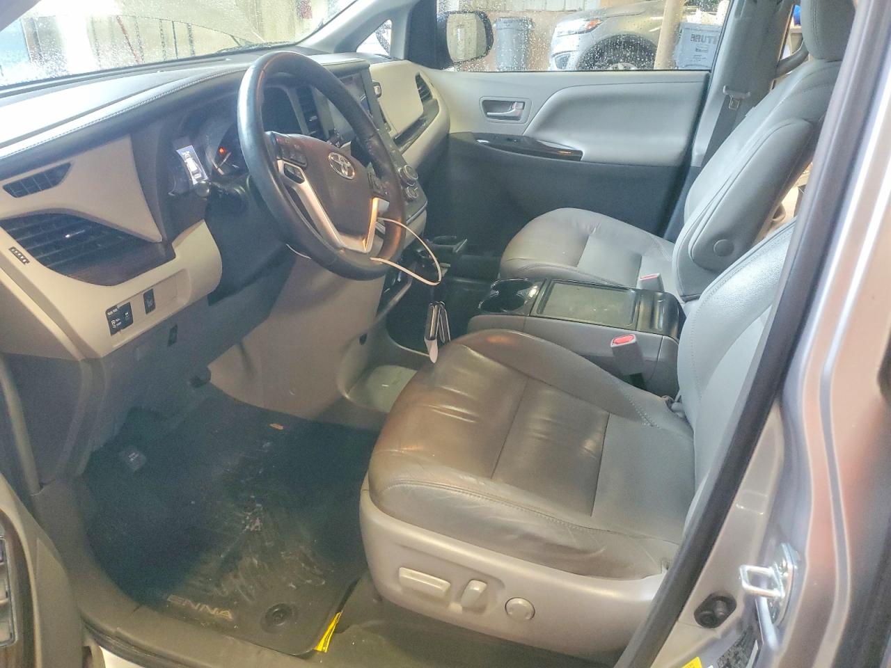 Toyota Sienna Xle 8-passenger