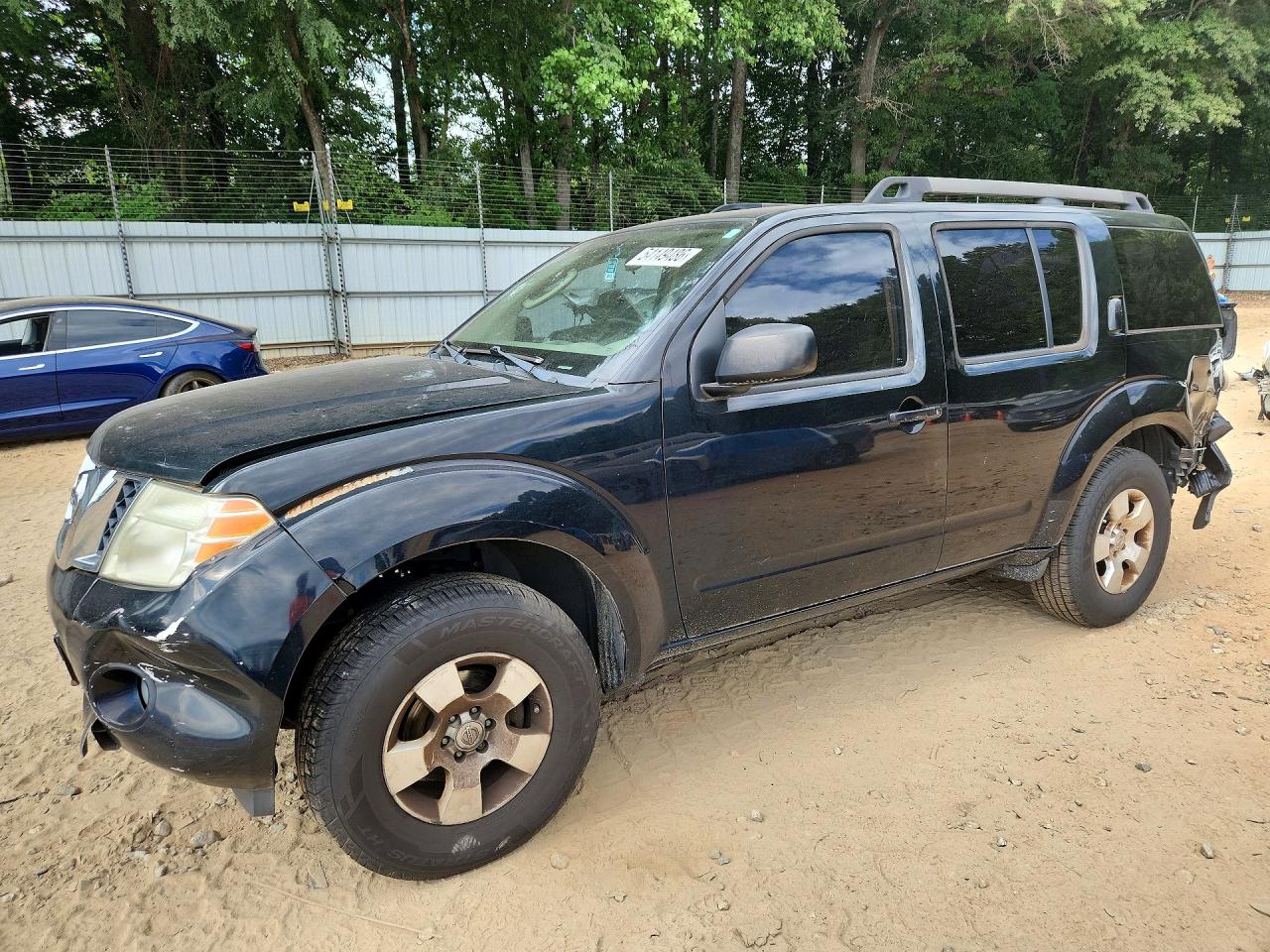 Salvage Nissan Pathfinder Image