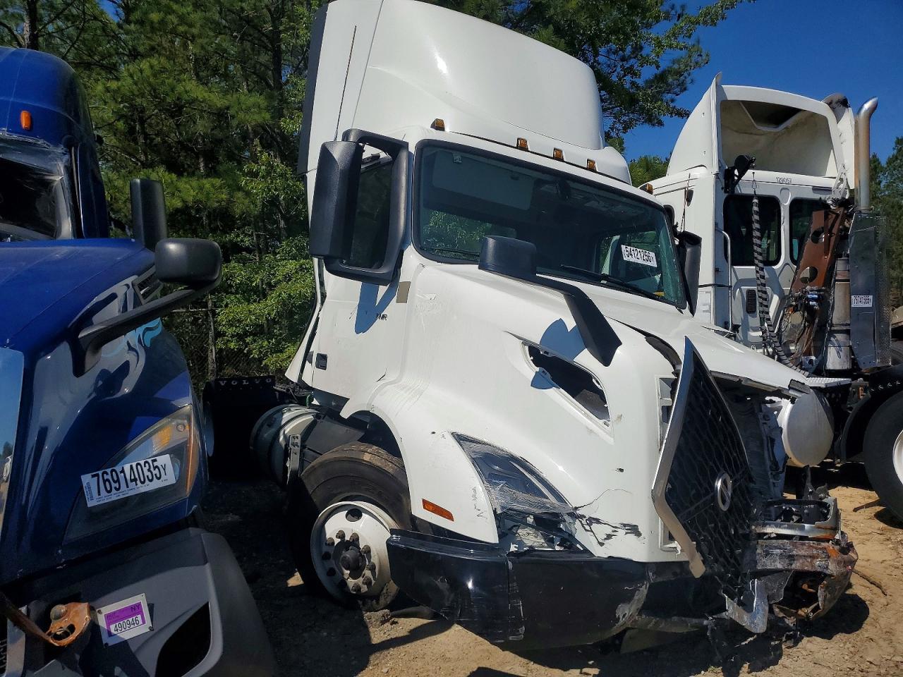 Salvage Volvo Vnr Image