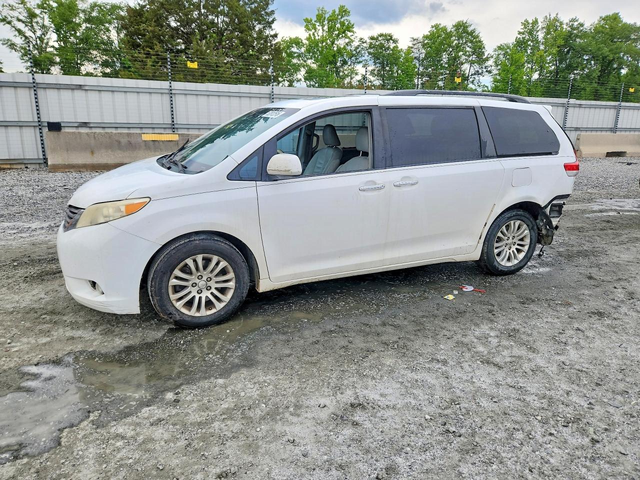 Salvage Toyota Sienna Image