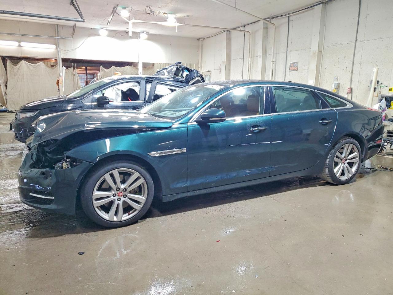 Salvage Jaguar XJ Image