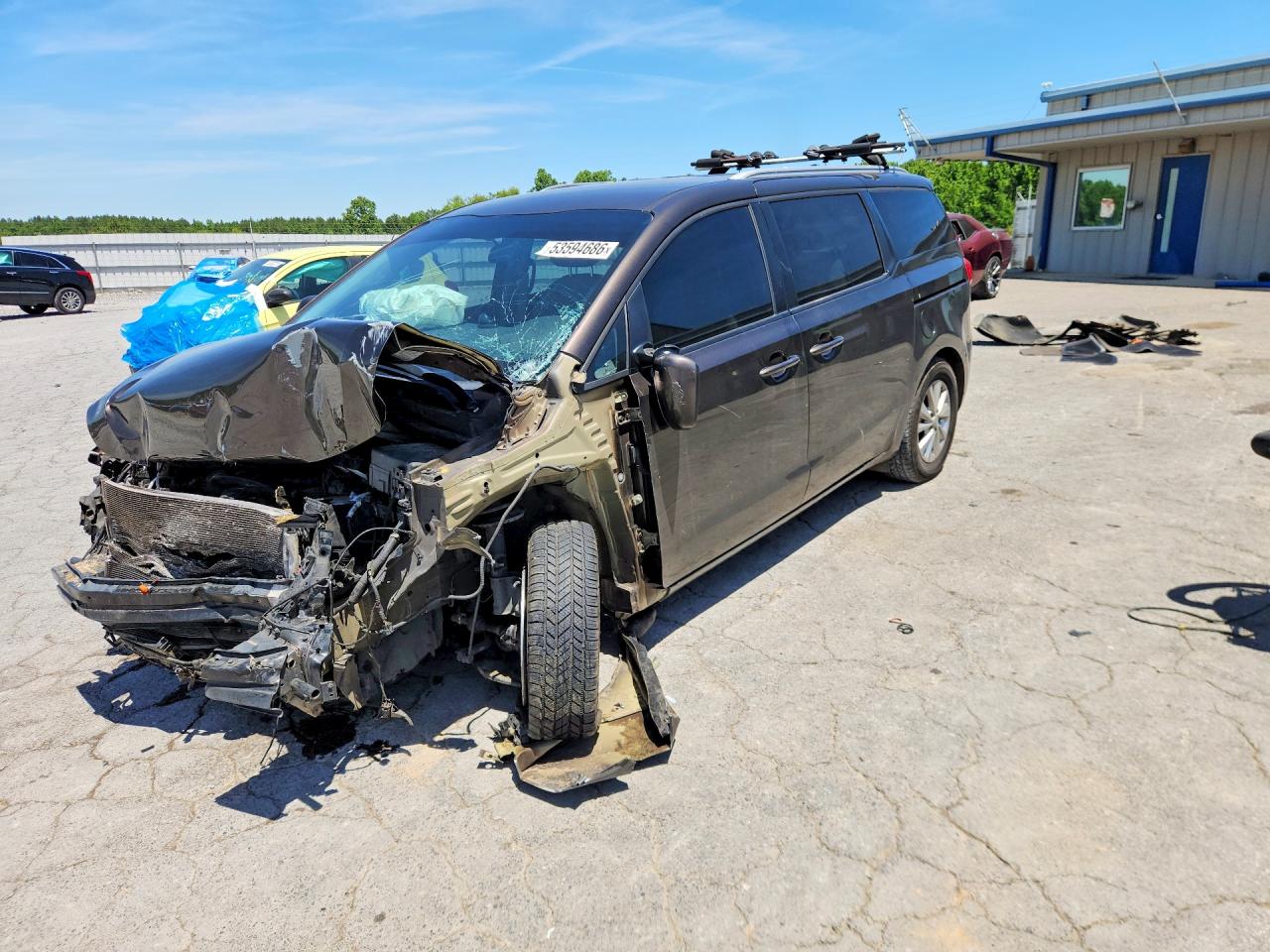 Salvage Kia Sedona Image