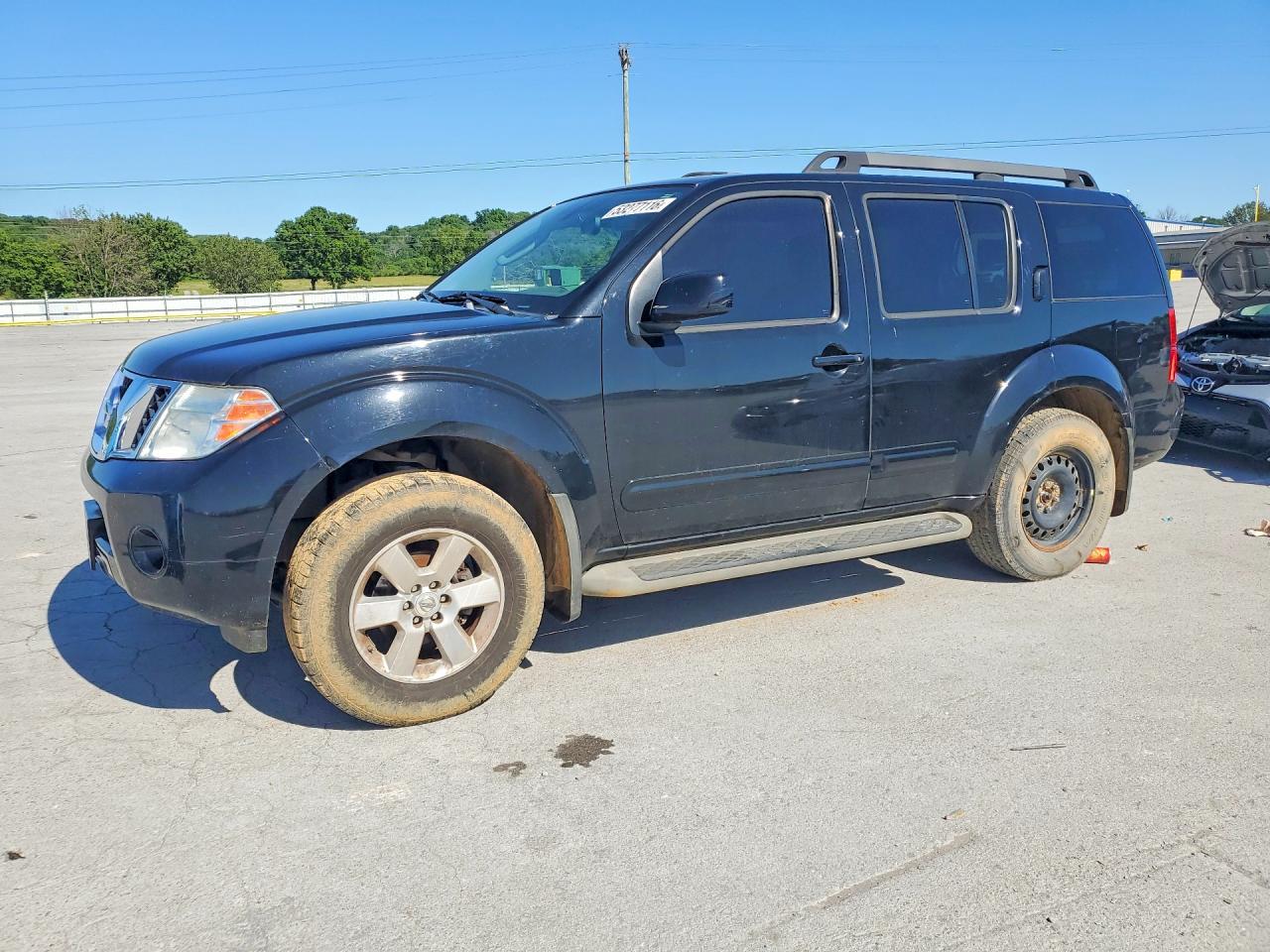 Salvage Nissan Pathfinder Image