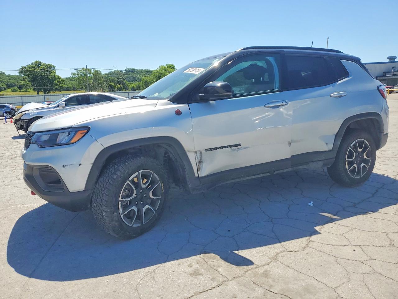 Salvage Jeep Compass Image