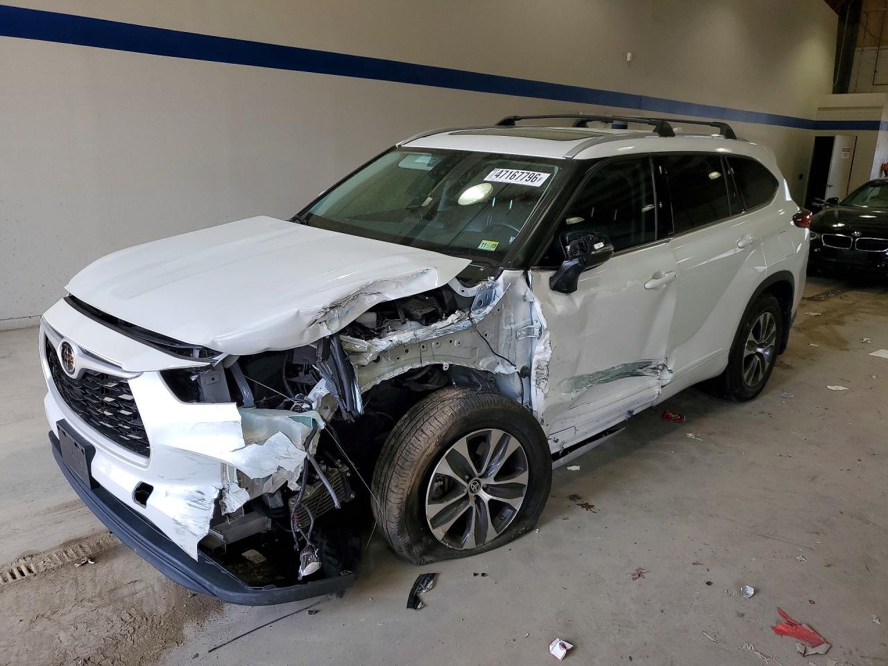 Salvage Toyota Highlander Image