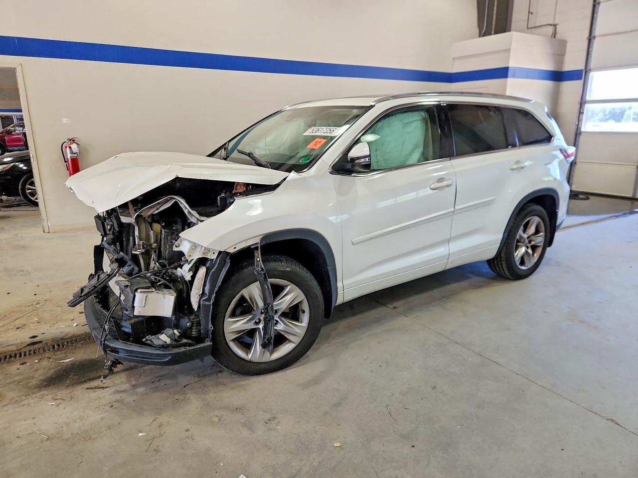 Salvage Toyota Highlander Image