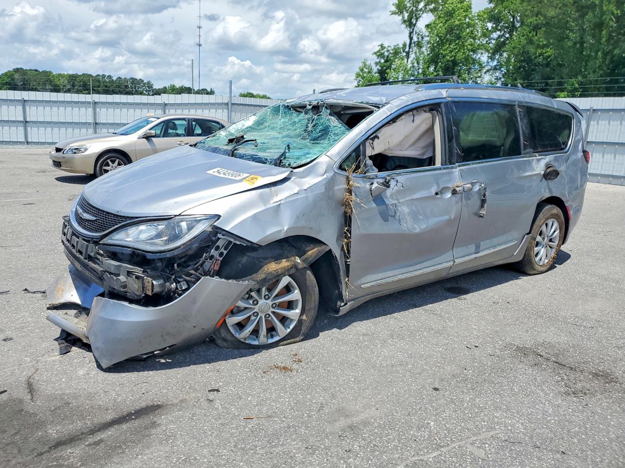 Salvage Chrysler Pacifica Image