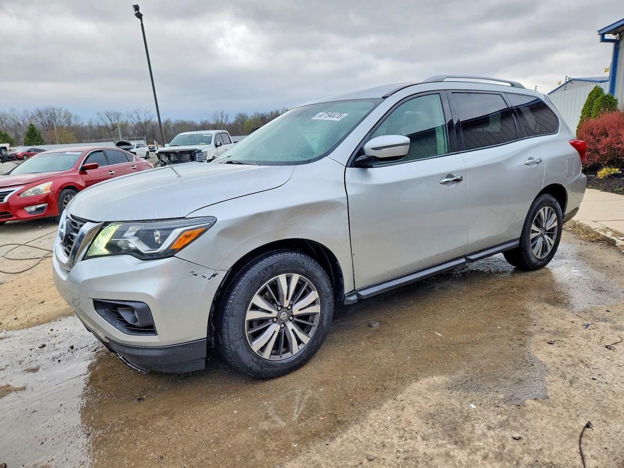 Salvage Nissan Pathfinder Image