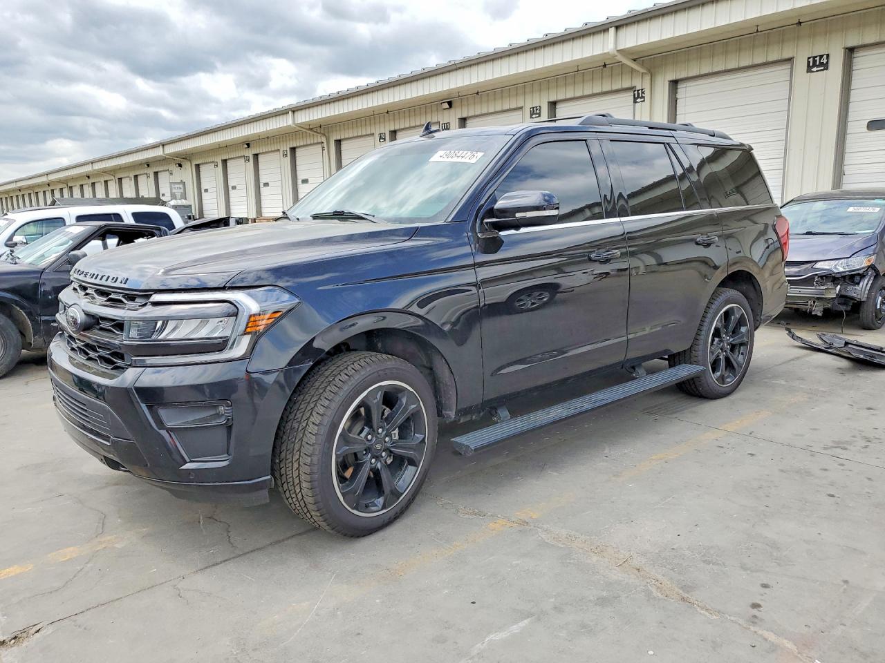 Salvage Ford Expedition Image
