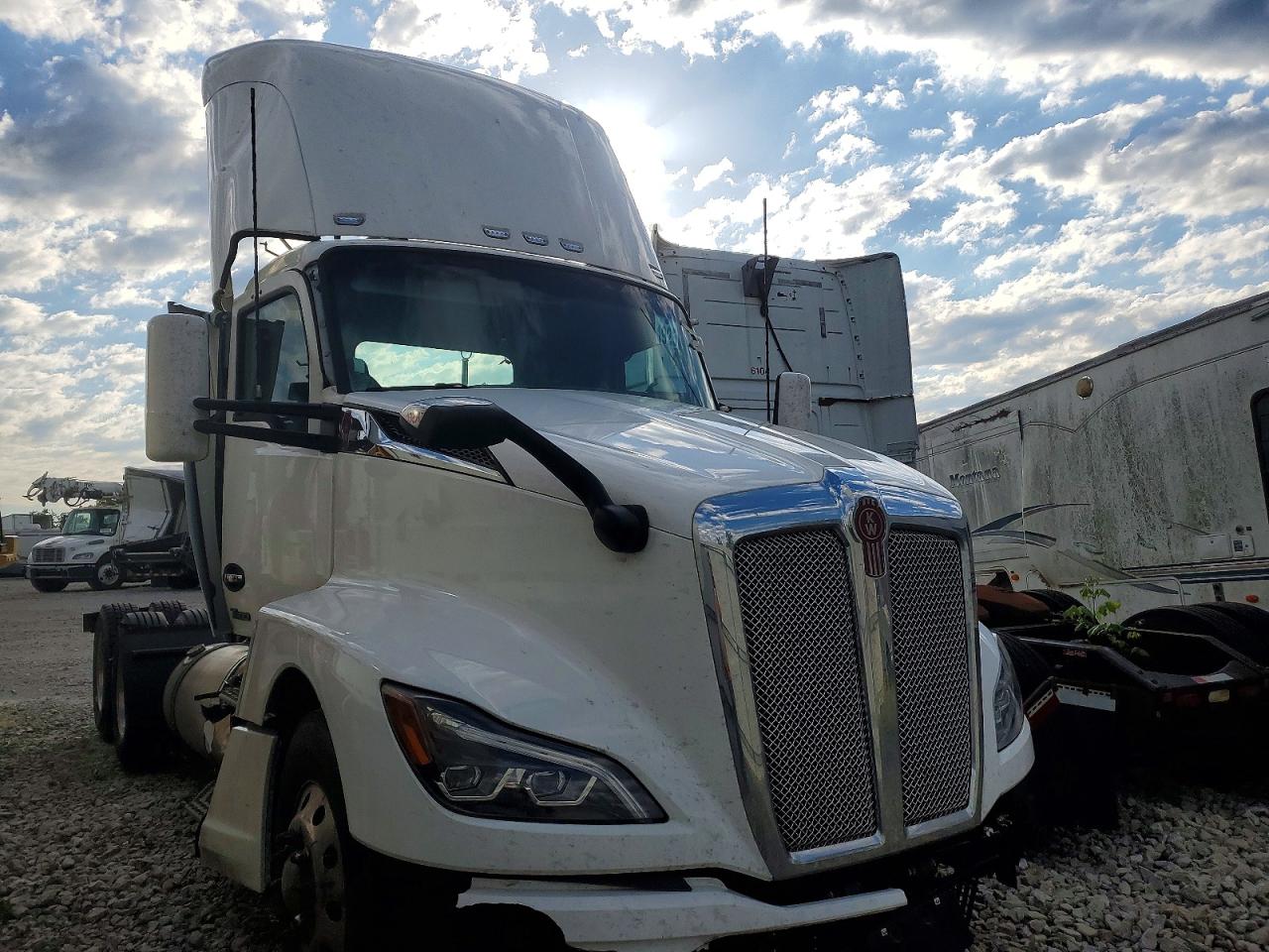 Salvage Kenworth Construction Image