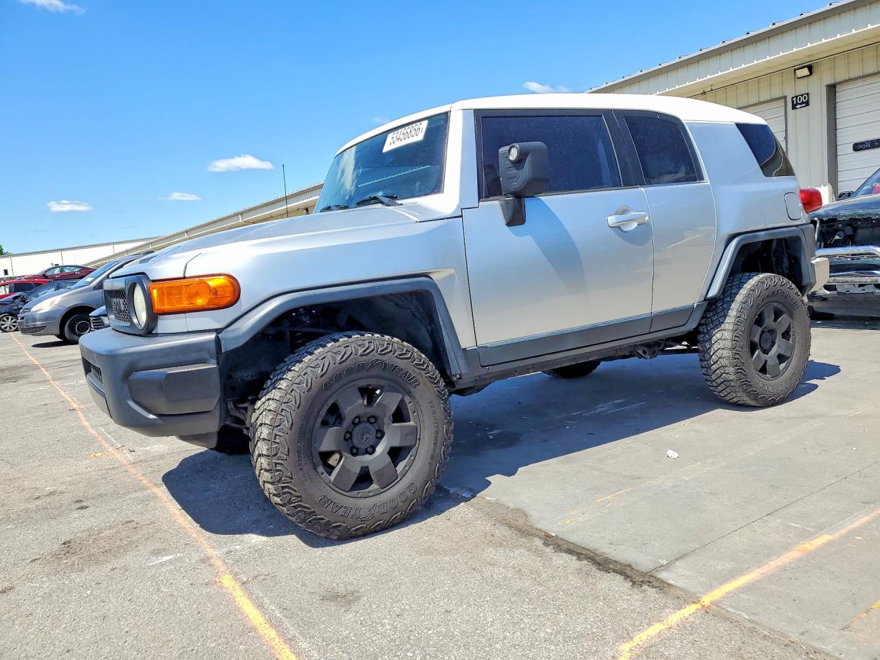 Salvage Toyota FJ Cruiser Image