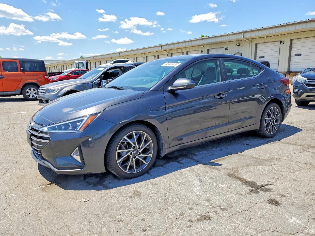 Salvage Hyundai ELANTRA Image