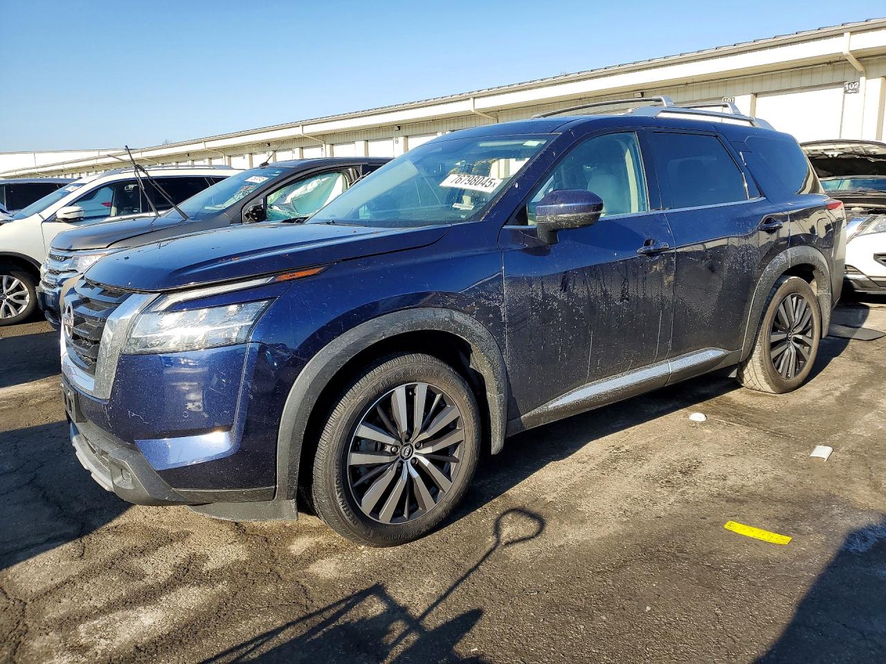 Salvage Nissan Pathfinder Image