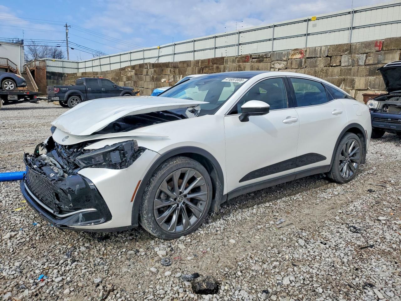 Salvage Toyota Crown Limi Image