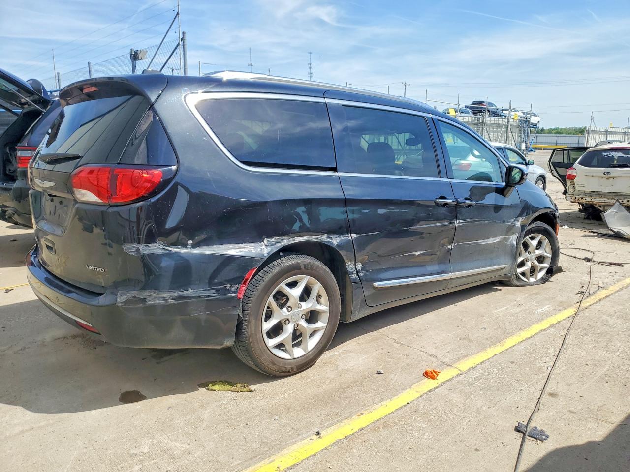Chrysler Pacifica Limited