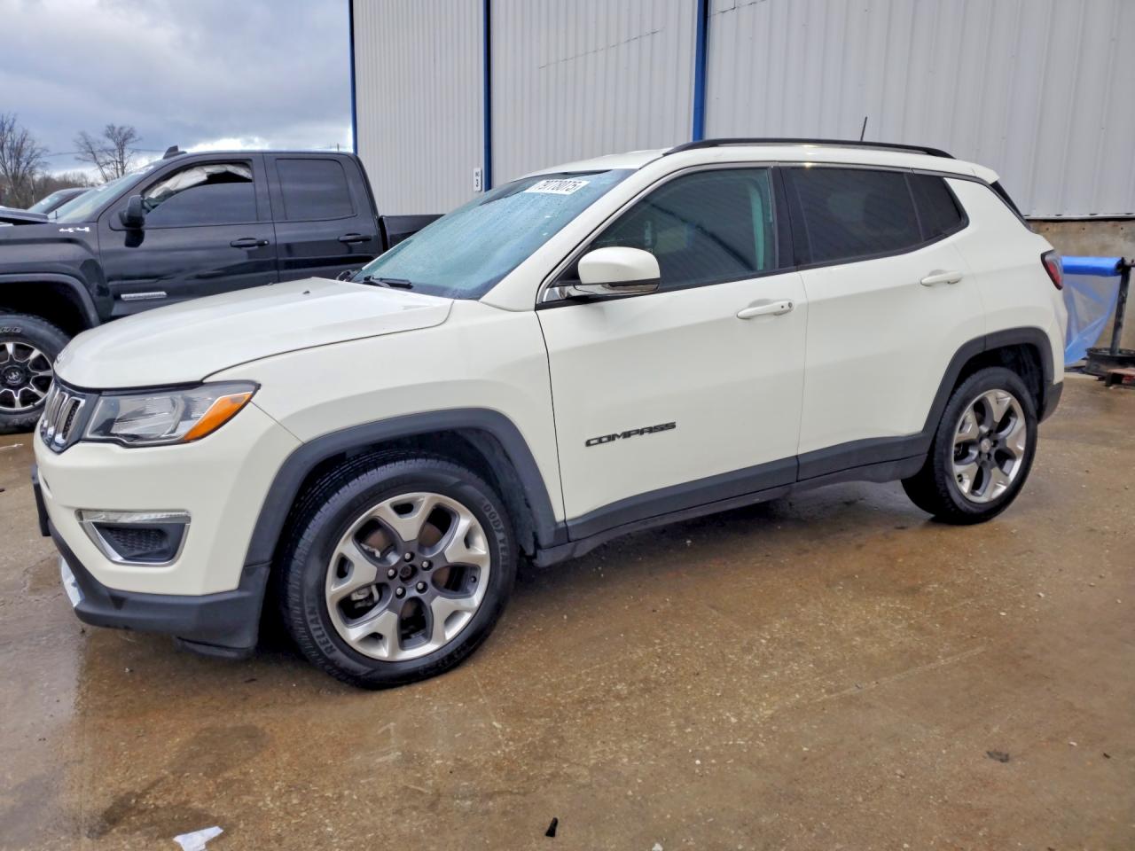 Salvage Jeep Compass Image