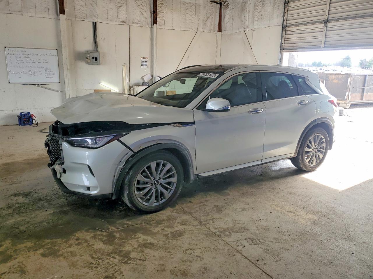 Salvage INFINITI Qx Image