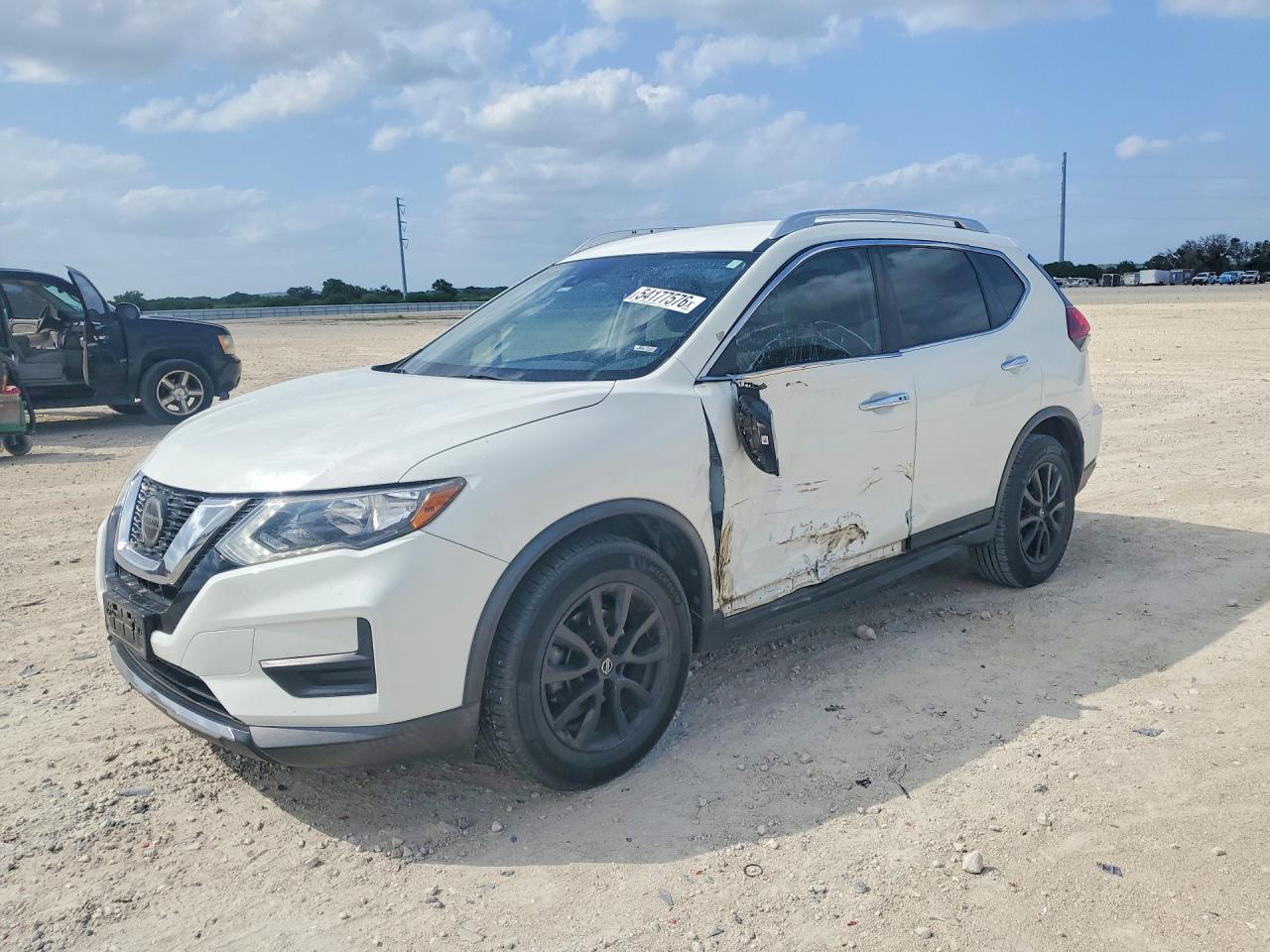 Salvage Nissan Rogue Image