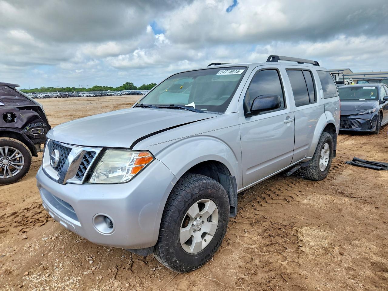 Salvage Nissan Pathfinder Image
