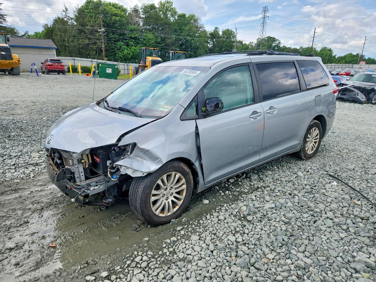Salvage Toyota Sienna Image